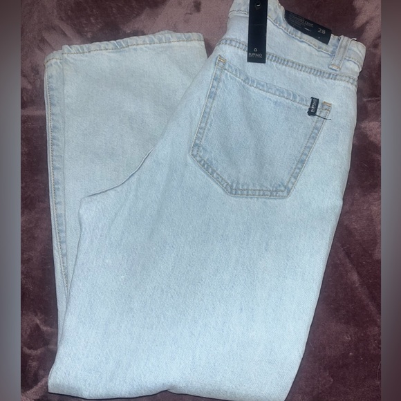 *NWT* High Rise Straight Crop - Picture 3 of 5